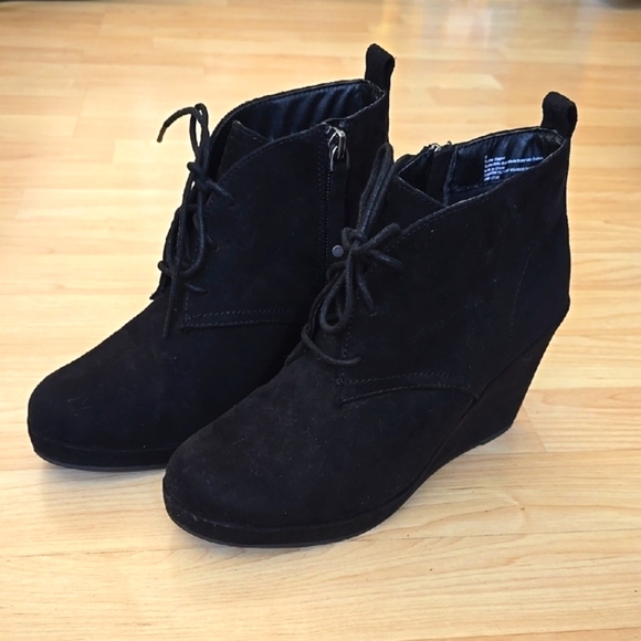 DV Dolce Vita Black Wedge Lace Up Ankle Bootie Suede Casual Size 7 - Picture 1 of 11